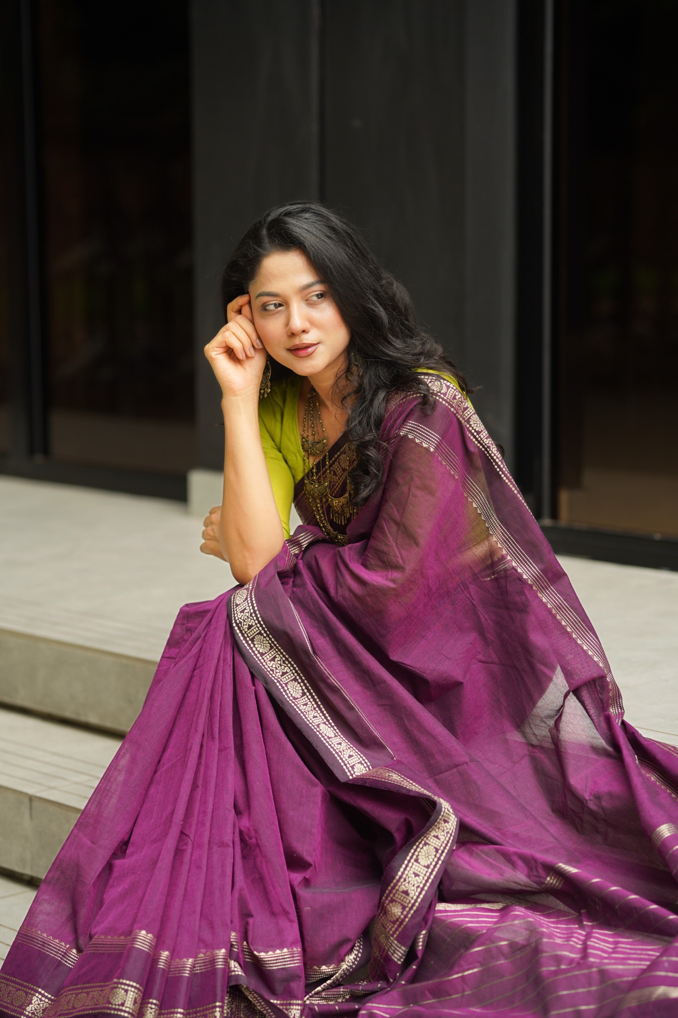 আঁচল ও শাড়ির বিস্তৃত ড্রেপ
