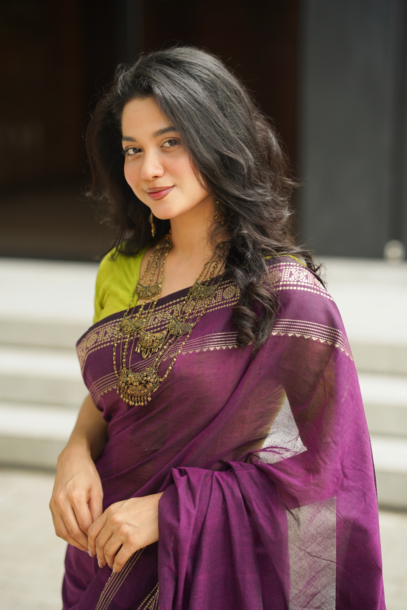সামনের দিক থেকে বেগুনি শাড়ি