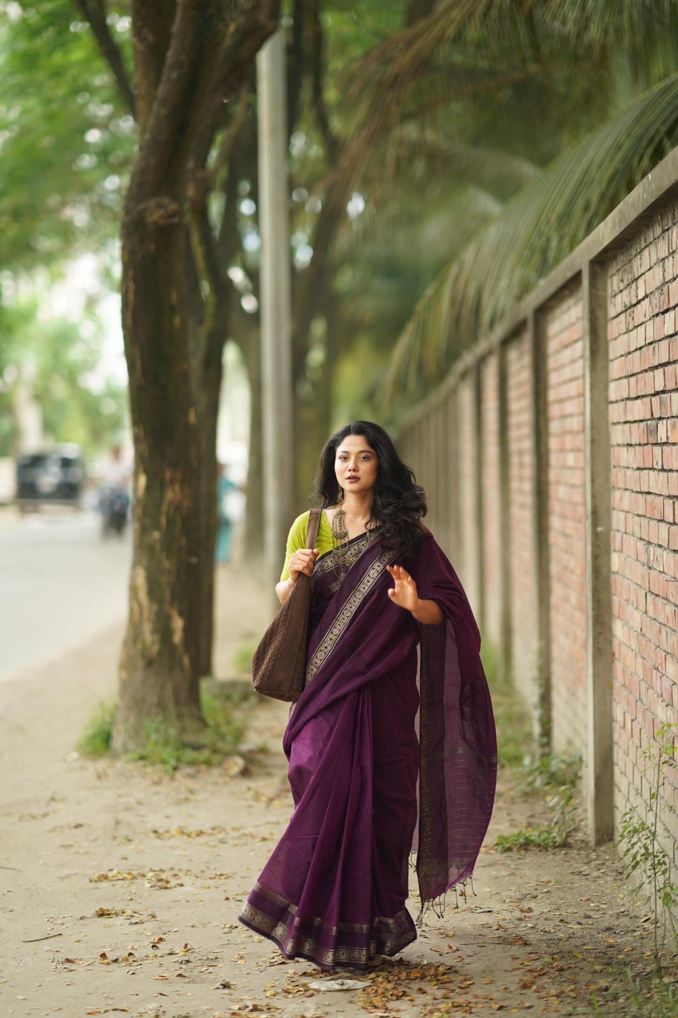 প্রাকৃতিক আলোয় বেগুনি শাড়ির সম্পূর্ণ ড্রেপ